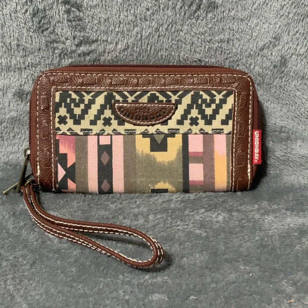Unionbay Womens Southwestern Geometric Double Zip Wristlet Wallet Brown Pink
